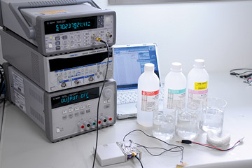 PHセンサーに無線回路をつなぎ、水質検査に生かす